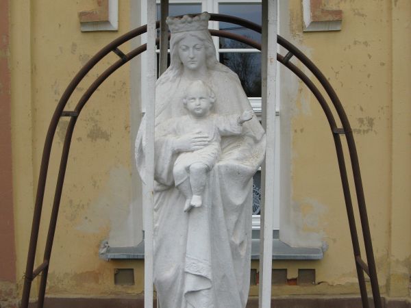 Figura Matki Boskiej z Dzieciątkiem - przed/obok budynku Zgromadzenia Sióstr Felicjanek.