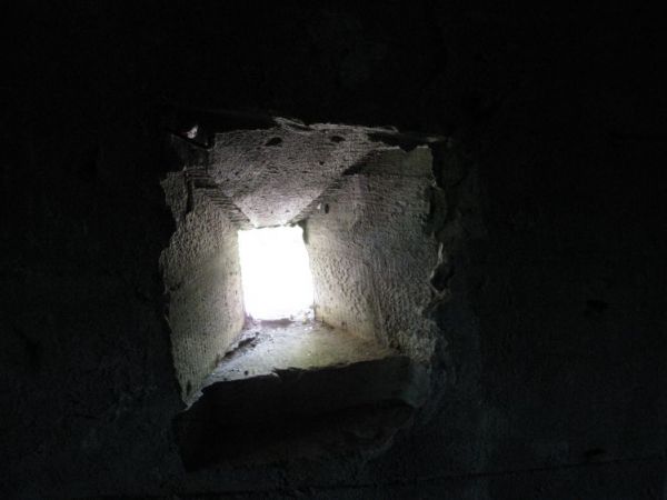 Stanowisko obrony wejścia do Schronu nr 2. Widok z wnętrza izby załogi schronu.