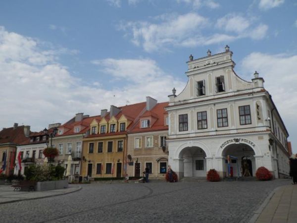 Kamienica Oleśnickich - n/z po prawej, przy uliczce dalej po lewej : wejście na Podziemną Trasę Turystyczną.