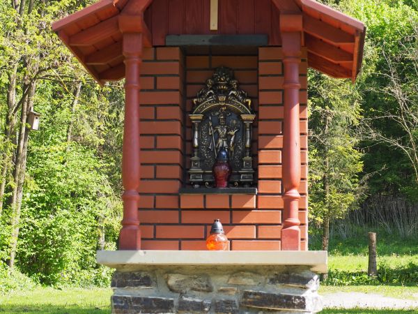 kapliczka przyleśna wzniesiona przez Koło Łowieckie - uposażona sceną ze św. Hubertem - patronem myśliwych, łowczych, tropicieli, naganiaczy i strażników leśnyc