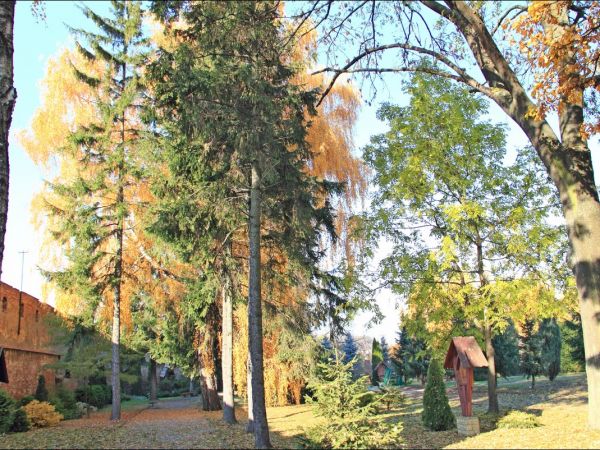 Kościół pw. św. Mikołaja i Stanisława biskupa w Jarosławiu przy ulicy Benedyktyńskiej. Przez starszych mieszkańców zwany Anna Kasarnia, został zbudowany w latac