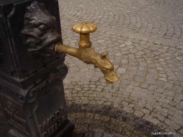 Przechodzę na Rynek do studni-wodociągu który wczoraj foto robiłem prawie nocą!