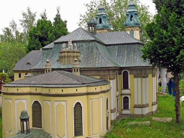 KOWARY - Park Miniatur Zabytków Dolnego Śląska - Kościół NMP w Krzeszowie jest jednym z największych i najpiękniejszych kościołów barokowych w Europie.