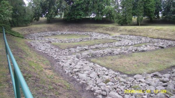 Giecz - fundamenty siedziby Mieszka ?