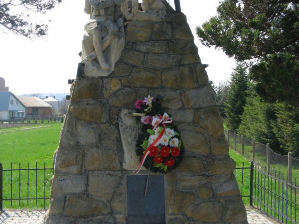 pomnik ku czci poległych w czasie wojen światowych - odsłonięty 4 grudnia 1932r., mieszkańcy zawsze mieli szacunek i poważanie w kwestiach patriotycznych, w wyc