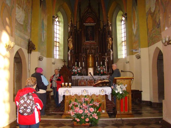 w prezbiterium, przed wyjściem z zakrystii,  przy dzwonku - sygnaturce, widoczna bogata ścienna polichromia.