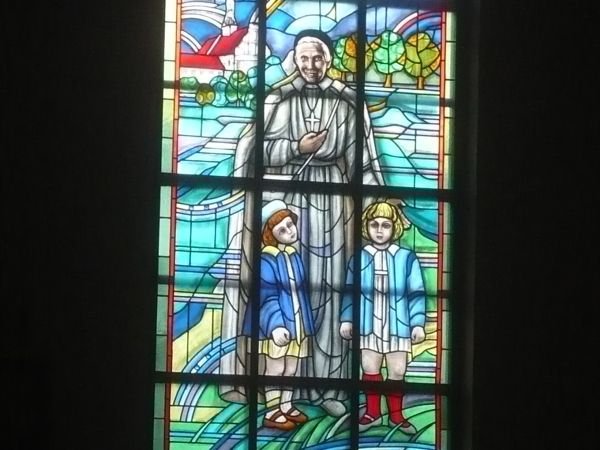 W kościele p.w.Św. Urszuli Ledóchowskiej zamontowano przepiękne witraże to jeden z nich.