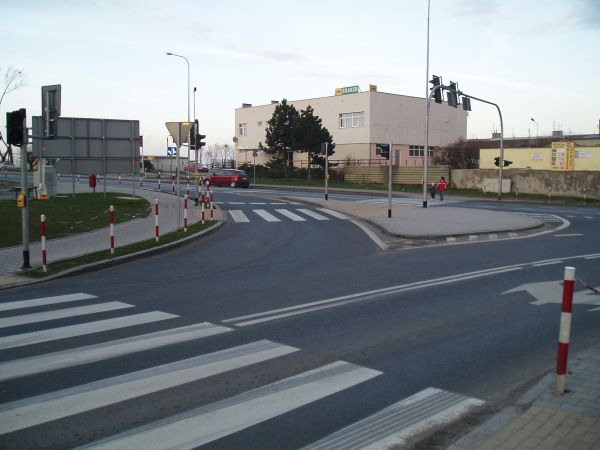 Skrzyżowanie dróg oraz widoczny budynek Zajazdu "Łagwia" a obecna nazwa to "VENA"