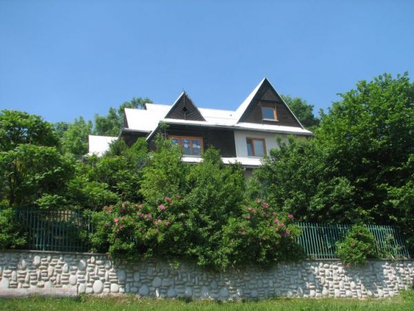 Budynek szkoły w Maruszynie Dolnej od wschodu.