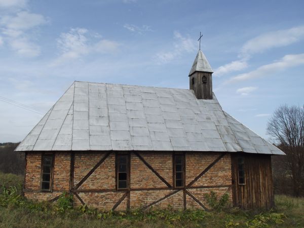 kaplica mszalna pw. św. Andrzeja Boboli, w roku 1938 ufundowali ją: ostatnia właścicielka majątku w Końskiem Nowakowa i jej zięć Then.