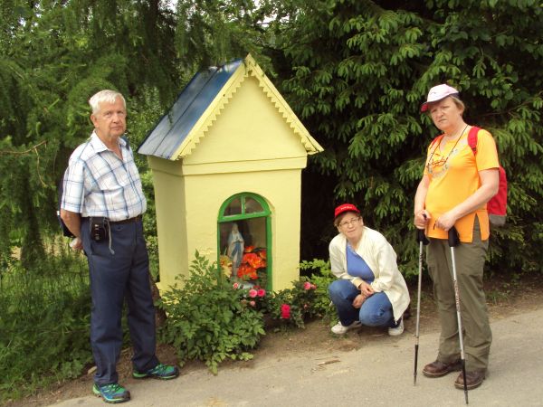 są tereny, są wierni - są ludzie gospodarni - ktoś zadbał, poprawił, nowe poszycie dachowe sprawił, kwiatami obsadził / przyozdobił, pewnie młodym przekazał i n
