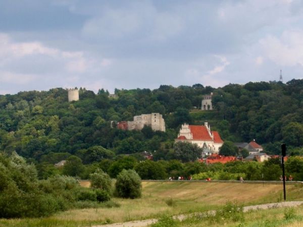 Widok na wzgorza znad Wisly w okolicach spichlerza Kobialki.