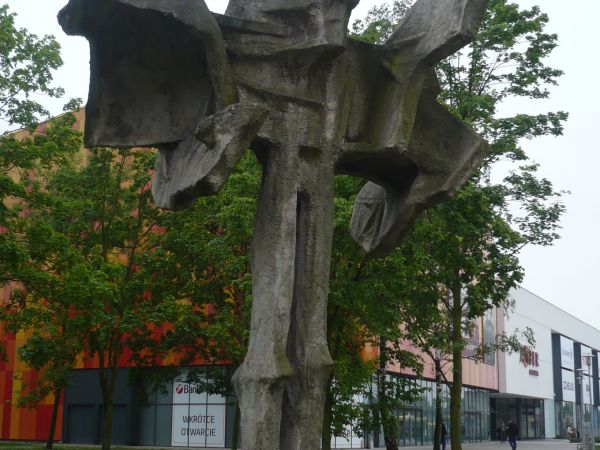 Betonowa rzeźba na skwerku przed nową galerią.