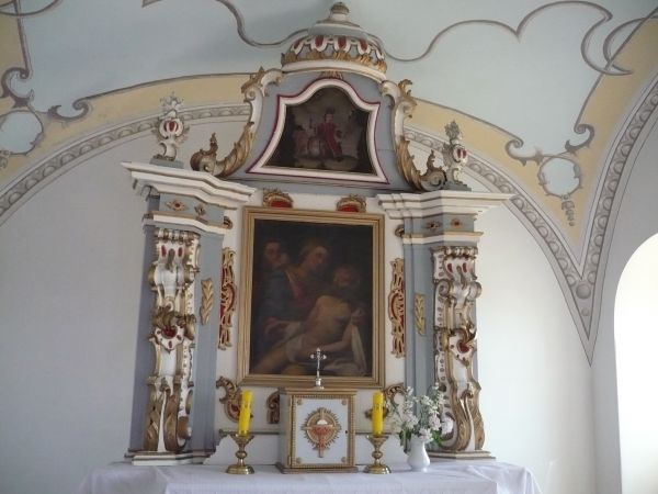 Ołtarz boczny w kruchcie kościoła ,barokowa-rokokowy
z obrazami Piety i Św. Kazimierza,ciekawy jest strop kruchty
w typie lubelsko-kaliskim.