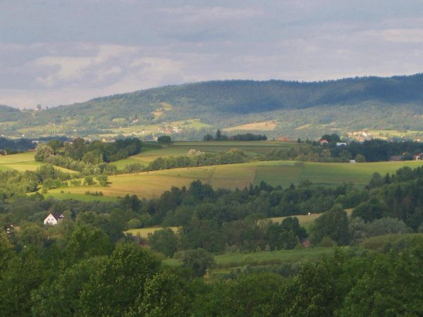 To miejscowosc gdzie przebiega szlak rowerowy,szlak architaktury drewnianych kosciolòw sàsiednich miejscowosci np:w Wilczyskach,Kruzlowej,Mogilnie