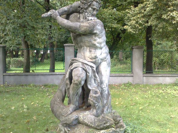 Posąg Herkulesa zabijającego potężną maczugą Hydrę.