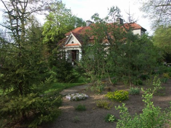 Dworek wzniesiony ok.1930 r. projektu Witolda Pokrowskiego dla Zofii i Gustawa Zahartów