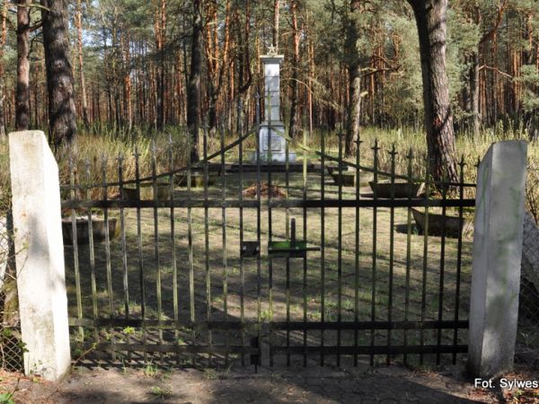 Wincenta - W 1941 r. do wykopanych tu przez Sowietów rowów przeciwczołgowych zaczęto przywozić ciała jeńców z obozu w Dłutowie (Stalag Fischborn). Według niepot