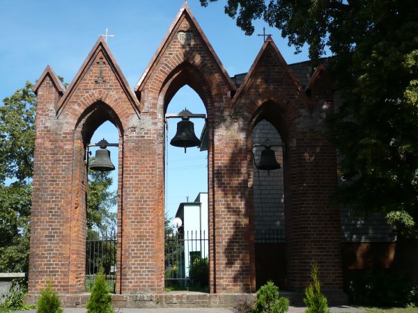 Ciekawa stylowo wolno stojąca dzwonnica nawiązująca do 
stylu gotyckiego.