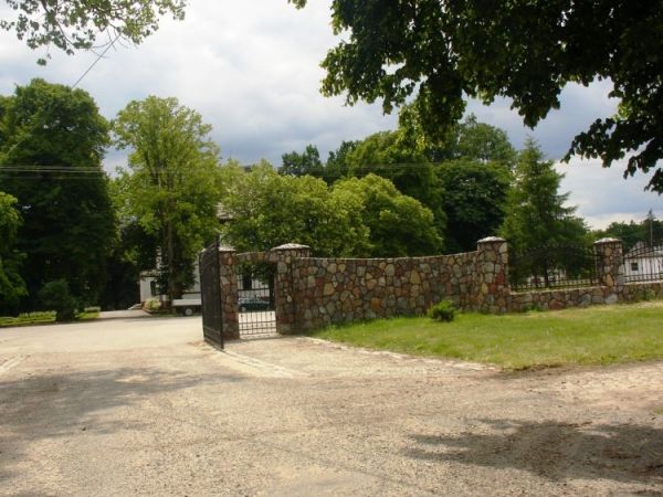 Wjazd od strony północnej do Gospodarstwa "Rędzina" Sp. z o.o. w Wieszynie