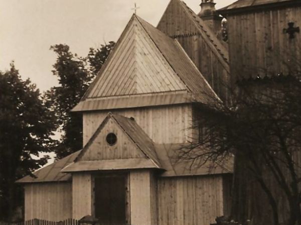 Zabytkowy drewniany kościółek św. Sebastiana w Strzelcach Wielkich lata 60.