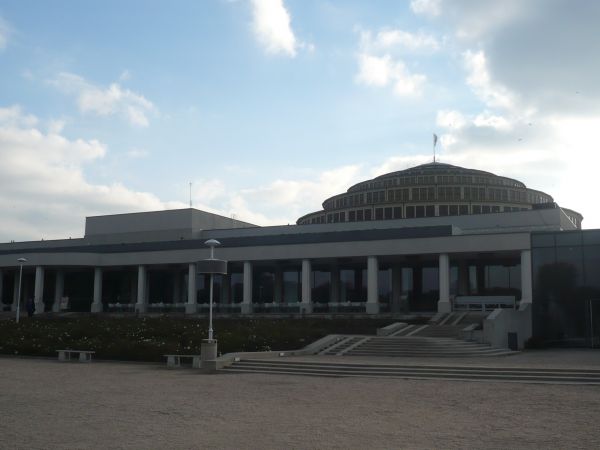 Hala Stulecia od strony parku.