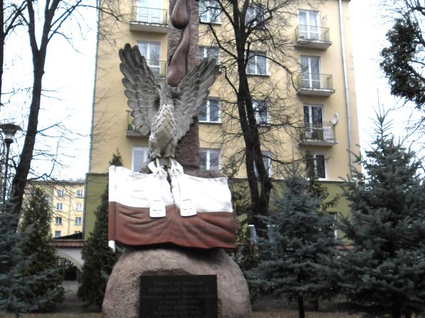 Krzyż Katyński obok kościoła wojskowego przy Al. Racławickich.