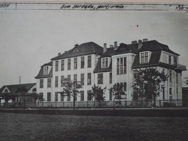 Z tej samej wystawy na rynku zdjęcie budynku Dyrekcji obecnie stoi i niszczeje.