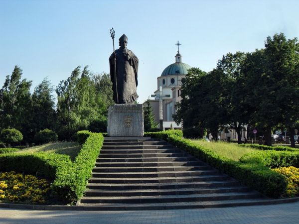 Figura św. Wojciecha, Patrona stojącego obok kościoła