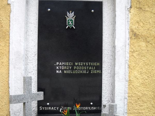 Złotoryja-kościół św. Jadwigi

Pomnik Ofiar Sybiru
Złotoryja, ul. Klasztorna
Pomnik odsłonięty w 1994 r. przez tutejszy Związek Sybiraków. Według projektu J