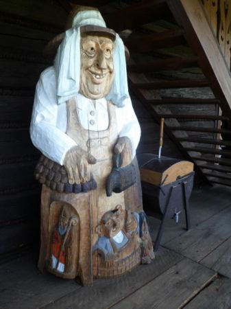 pszczelarz - uradowany a niżej na jego uniformie prezentowany - po lewej św. Ambroży - patron pszczelarzy i bartników no i misiu - co też na miodach się zna i c