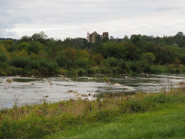 nurt rzeki Osławy - pełen progów, szypotów, a na wzgórzu zagórski karmel - tj. klasztor Karmelitów Bosych na Marymoncie.