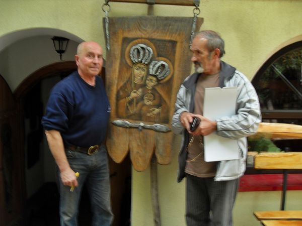 Wspaniała galeria Pana Zdzisława Pękalskiego w Hoczwi - a to już sam artysta (po lewej) z autorem fotki