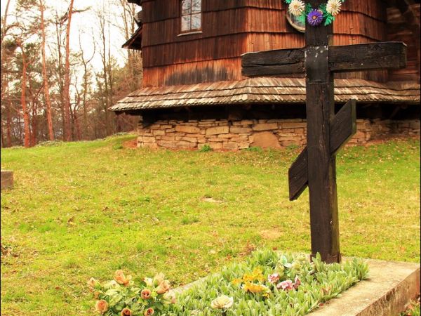 Drewniana cerkiew p.w. Wniebowstąpienia Pańskiego z 1659 r., usytuowana na wzgórzu Dębnik - Dubnyk (344 m n.p.m.), wznoszącym się ponad doliną Sanu.