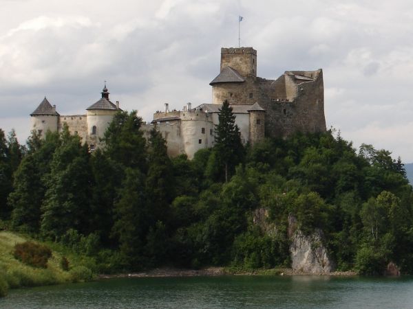 Zamek Dunajec występuje pod nazwą NIEDZICA ZAMEK - http://mapy.eholiday.pl/galeria-niedzica_zamek-lapsze_nizne-nowy_targ.html