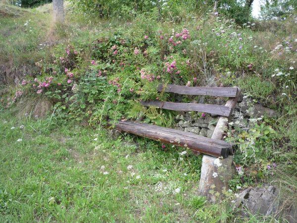 Ławeczka  gdzieś w Harbutowicach.