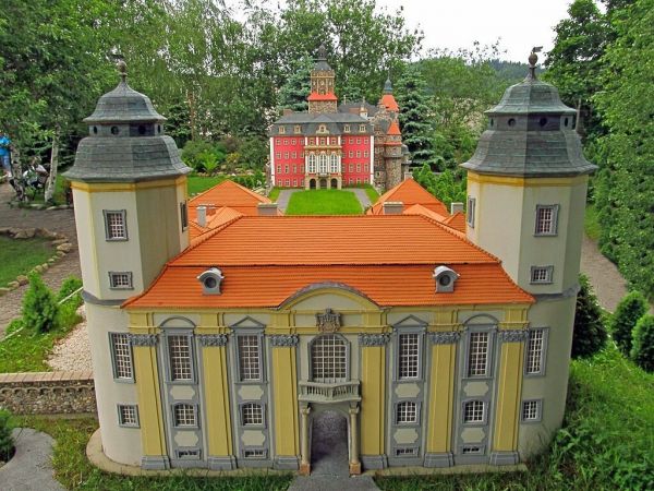 KOWARY - Park Miniatur Zabytków Dolnego Śląska - Zamek „Książ” jest największym tego typu obiektem na Dolnym Śląsku a trzecim w Polsce. Na przełomie pięciu wiek