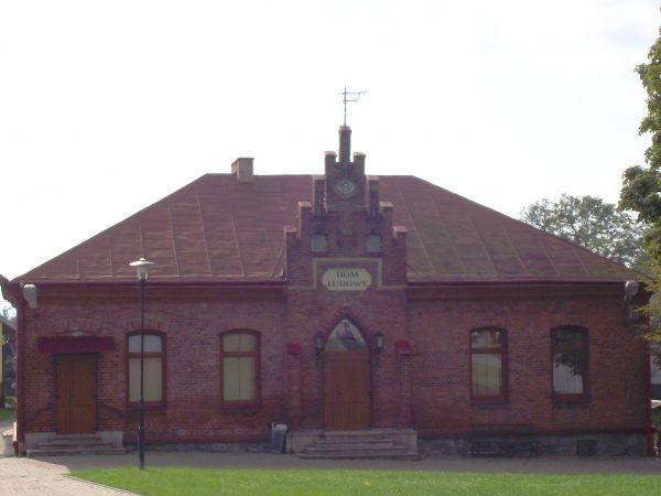 Dom Ludowy - wybudowany w 1909r. Na zwieńczeniu, przed gł. wejściem herb, od 1934r. nieużywany, jako że miejscowość nie posiada od tej pory statutu miasta. Pozo