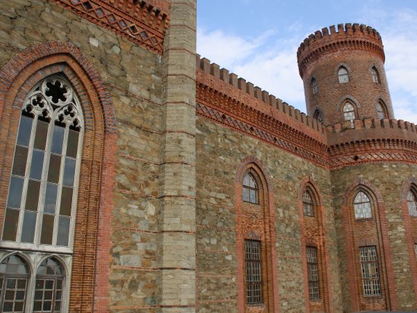 imponująca, symetryczna neogotycka budowla, z czterema wieżami - dominuje nad okolicą, mury wieńczy i fortyfikuje widoczny n/z krenelaż.