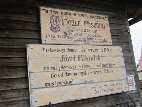 Tablica na domu w którym mieszkał Józef Piłsudski