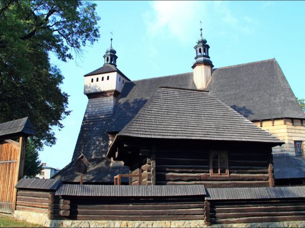 Kościół Wniebowzięcia NMP i św. Michała Archanioła . Na  liście światowego dziedzictwa UNESCO . Kościół w Haczowie jest największym gotyckim drewnianym kościołe