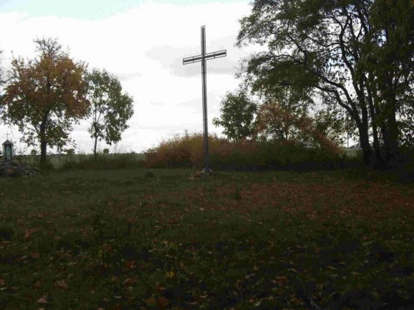 Otoczna, jesień 2008 - krzyż w miejscu spalonego w roku 1938 kościoła