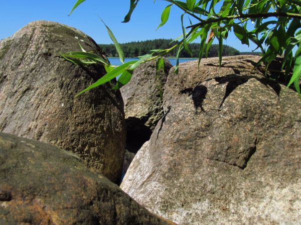 Głazy skalne na ujściu kanału Wdy z jeziora w Jeziornej przy plaży gminnej - widok jak w Grecji?