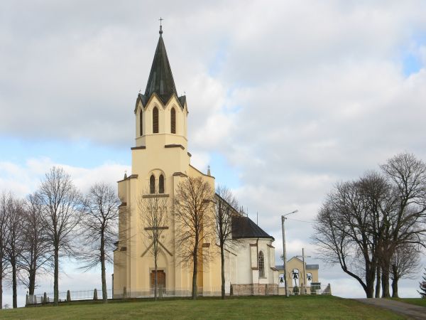 kościół parafialny pw. Wszystkich Świętych, pierwotny uposażony w 1675r. przez braci Leszczyńskich : Wojciecha - późniejszego gwardiana franciszkanów w Sanoku i