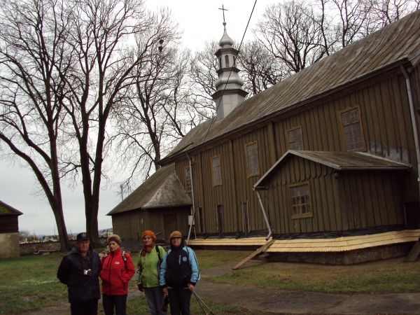 na zdjęciu: po lewej przy murze - lamus, w sąsiedztwie, za murem - cmentarz.