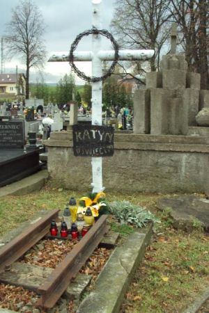 mogiła synów ziemi rymanowskiej poległych i pogrzebanych w masowych grobach - tu są podkłady kolejowe i szyny - to cenny historycznie fragment torów z węzła kol