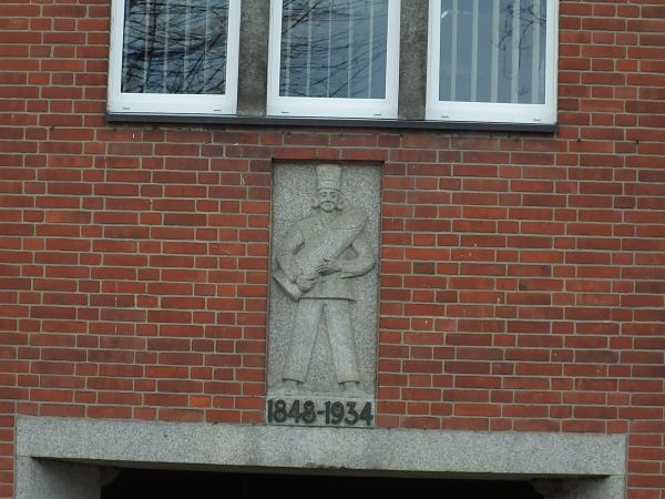 jedna z z płaskorzeźb zdobiących ściany cukrowni cukiernik trzymający tzw główkę cukru