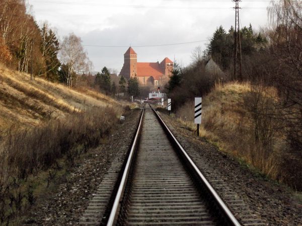 Kętrzyn-piękny kolejowy plener z obronnym kościołem św. Jerzego w tle,widok z torów w kierunku Kętrzyna,wjazd od strony Nowego Młyna. 2011-12-19