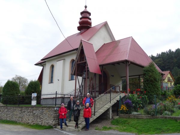 kościół kiedyś pw. św.św. Piotra i Pawła, obecnie pw. Najświętszego Serca Pana  Jezusa, filialny - parafia Bóbrka, murowany, zbudowany w 1923r. w m. Zabrodzie,