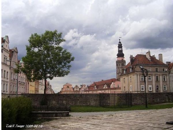 Ratusz widziany od strony płd-zach. Wieża i i fasada w różowej tonacji - a w górze burzowe chmury!
